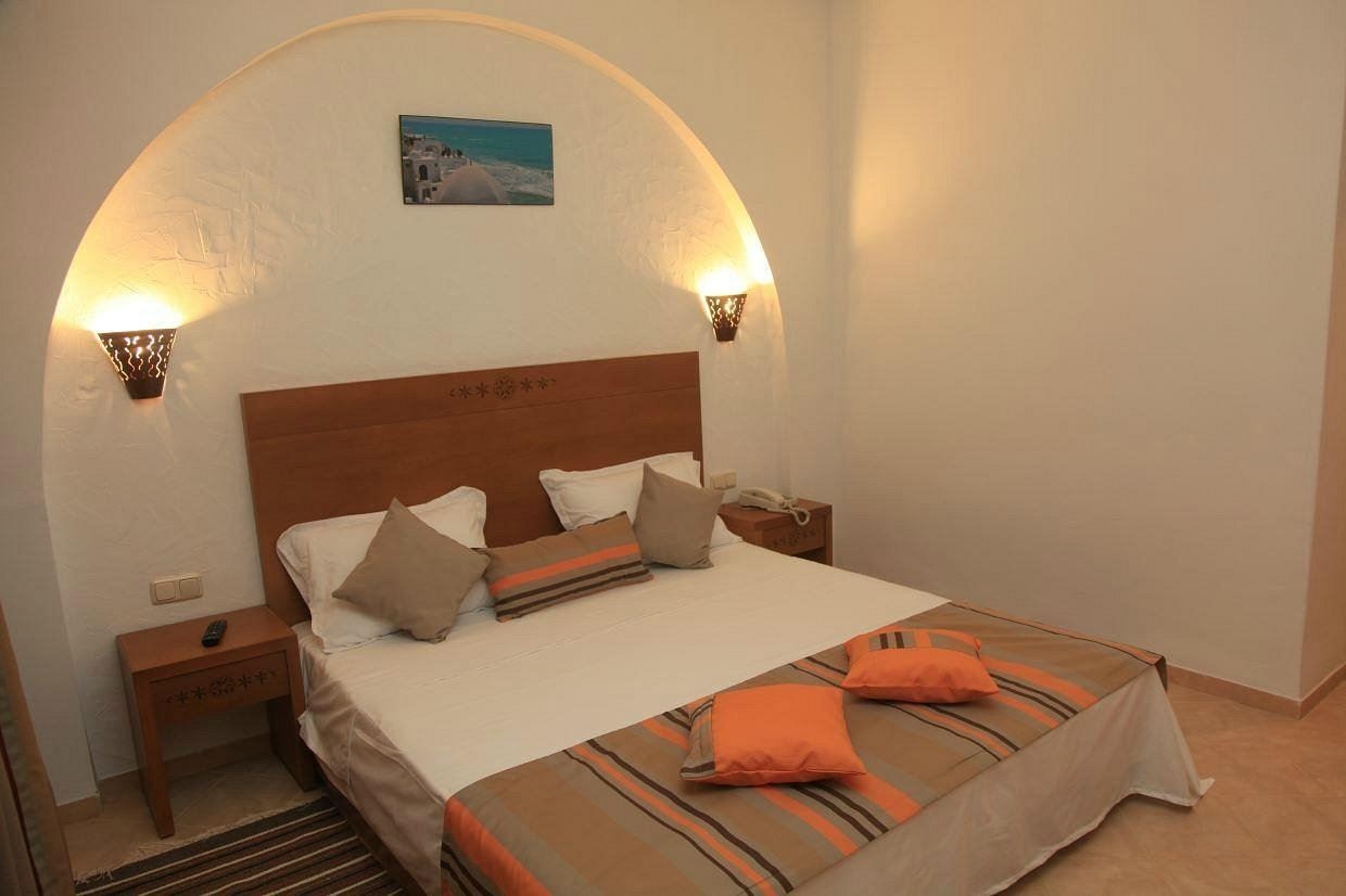 rooms-pool-view-room