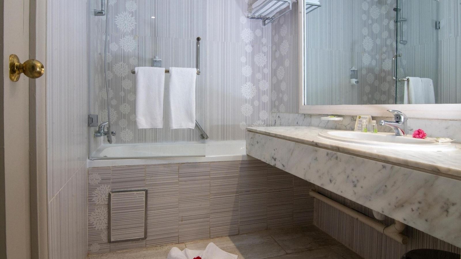 rooms-quad-standard-room-sea-view