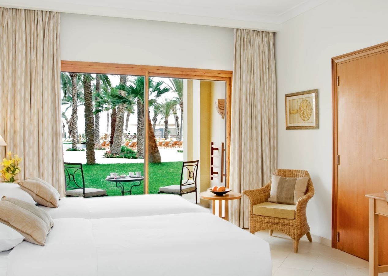 rooms-classic-room-city-view-or-garden-view