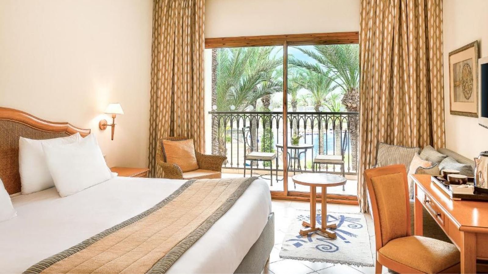 rooms-classic-room-sea--pool-view