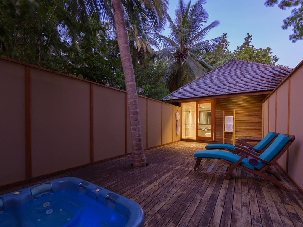rooms-jacuzzi-beach-villa