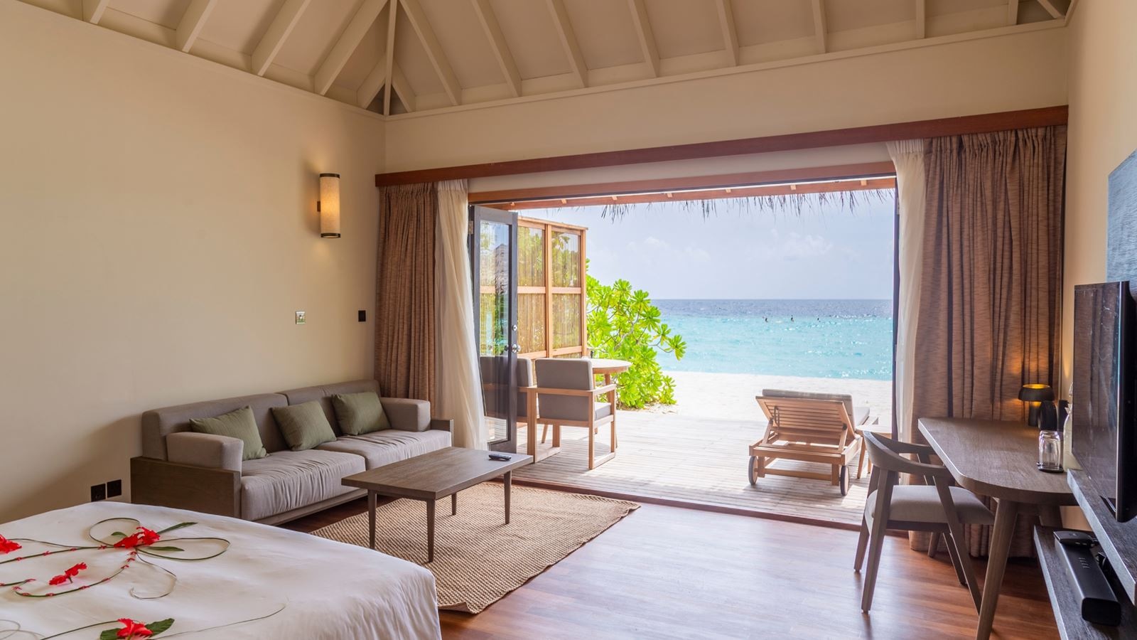 rooms-jacuzzi-beach-villa