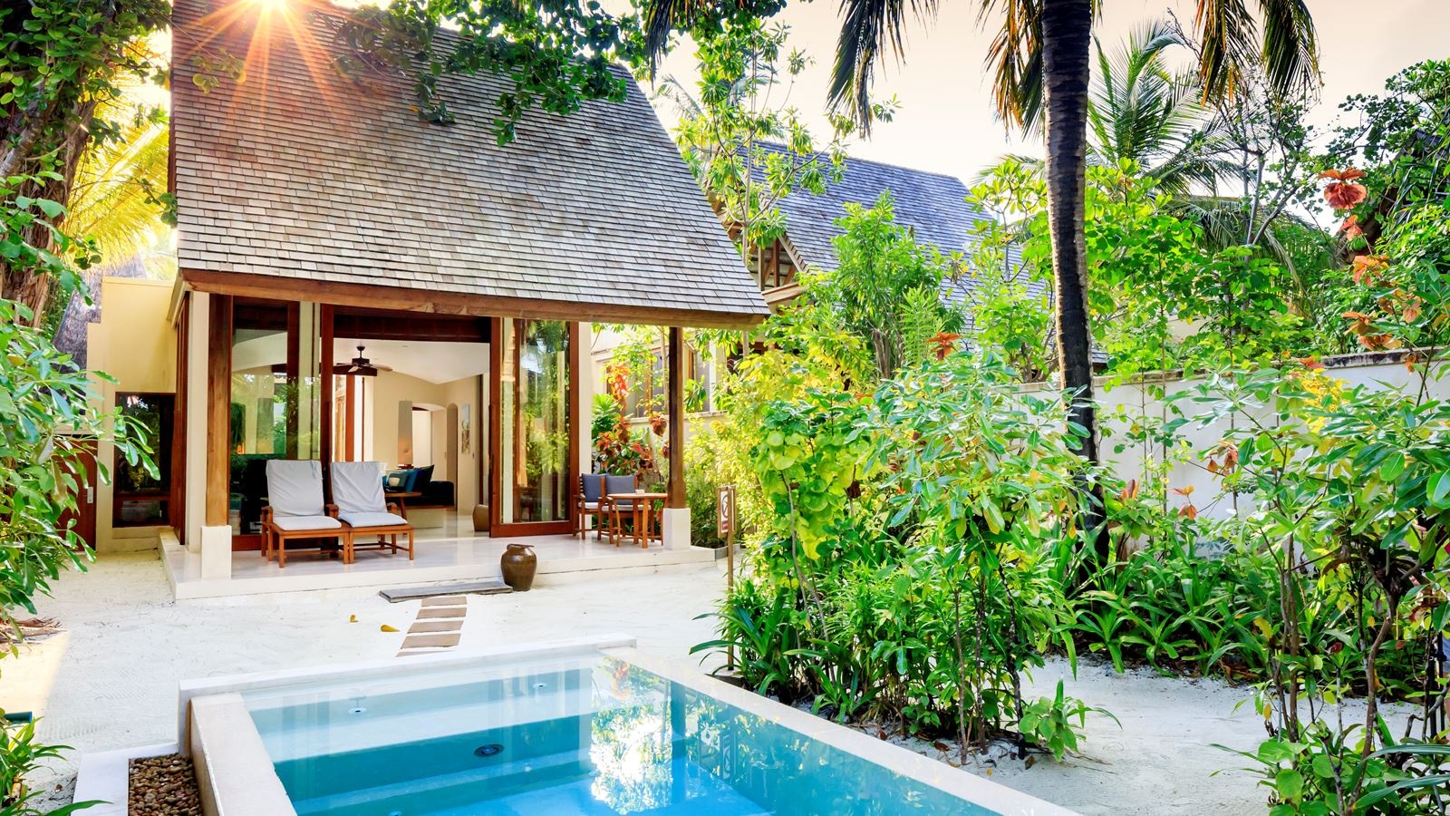 rooms-deluxe-beach-villa-with-pool