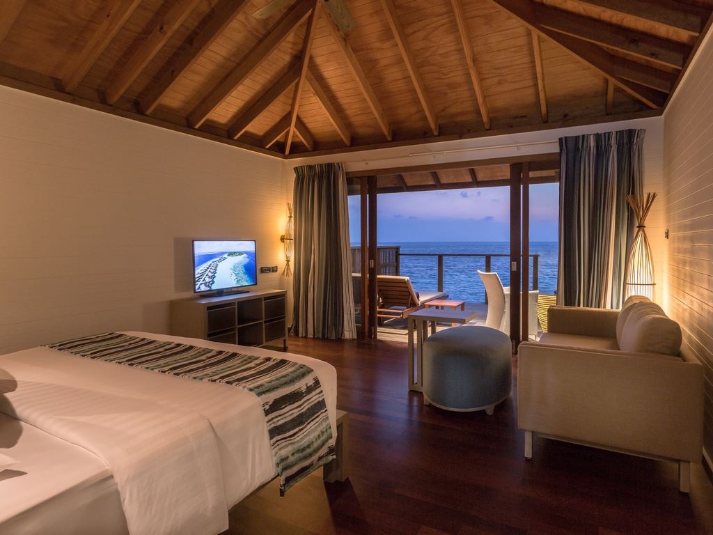 rooms-jacuzzi-water-villa