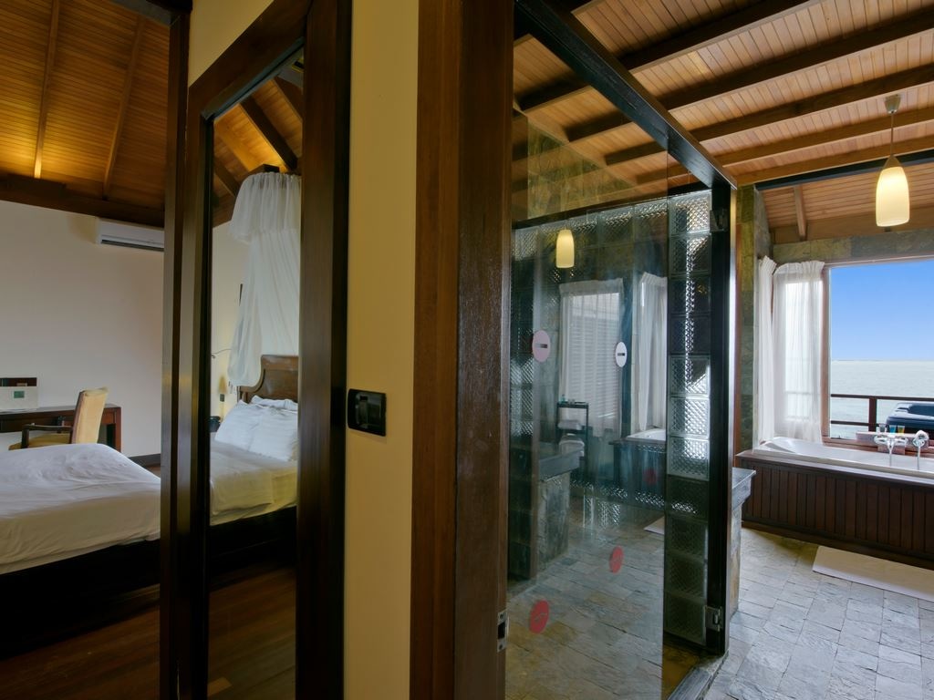rooms-prestige-jacuzzi-water-villa