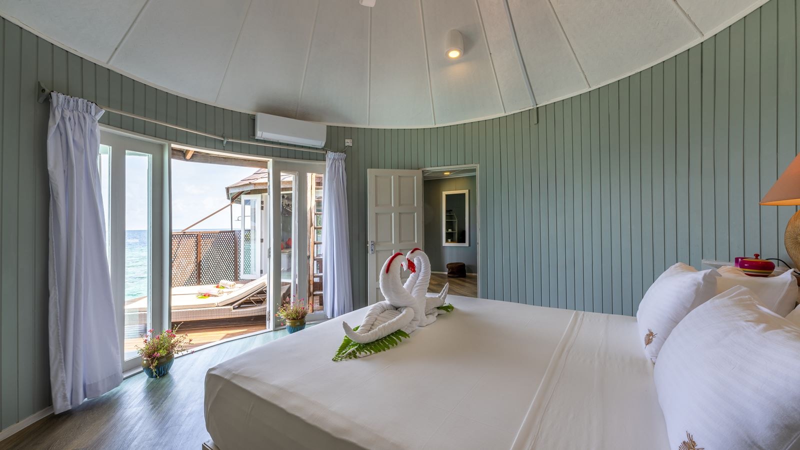 rooms-family-water-villa