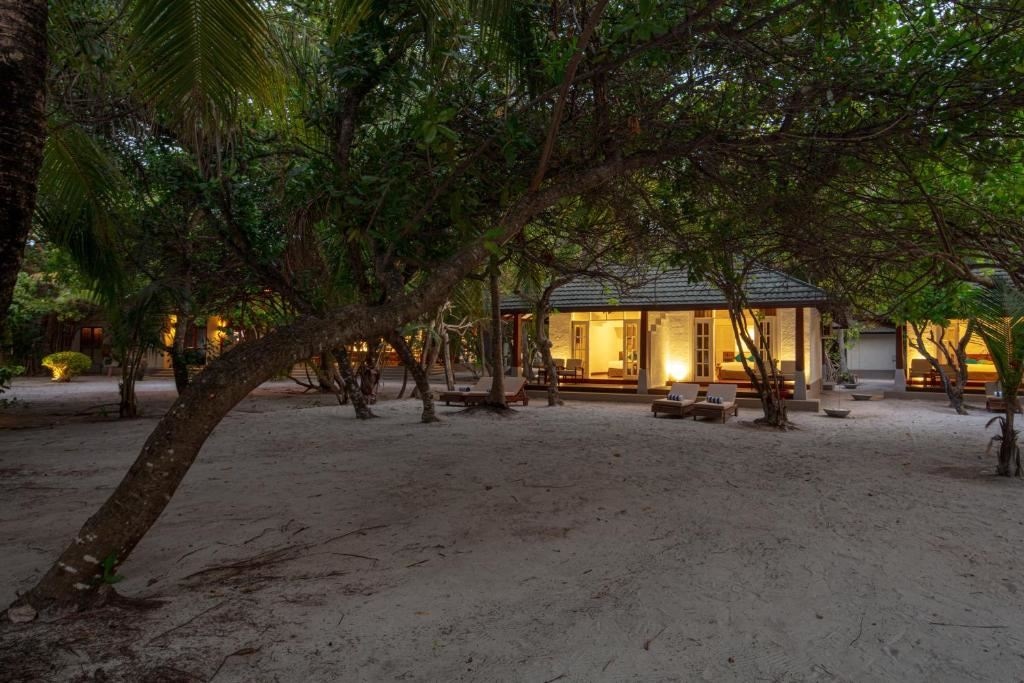 rooms-deluxe-jacuzzi-beach-villas