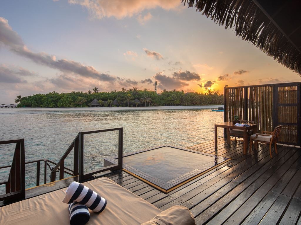 rooms-sunrise-water-villa-with-private-pool--jacuzzi