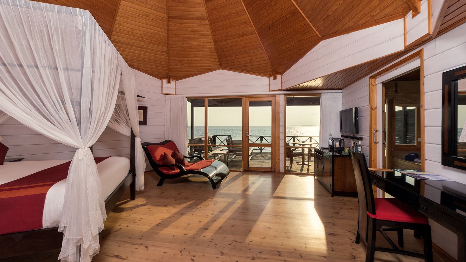 rooms-jacuzzi-water-villa