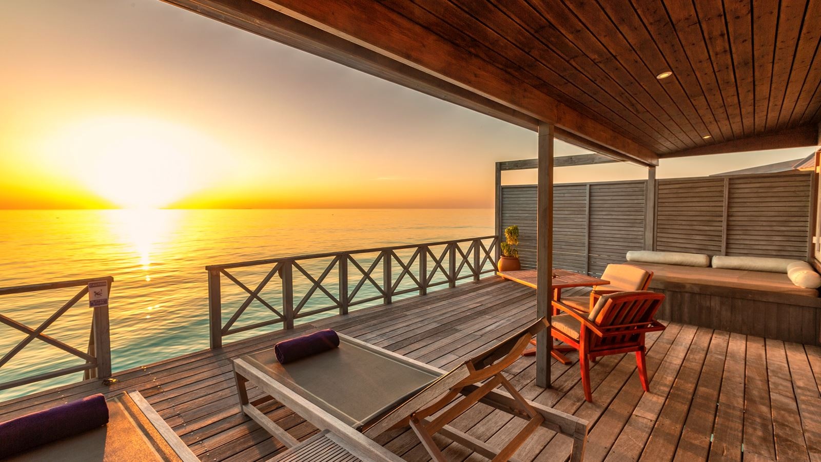 rooms-ocean-jacuzzi-water-villa