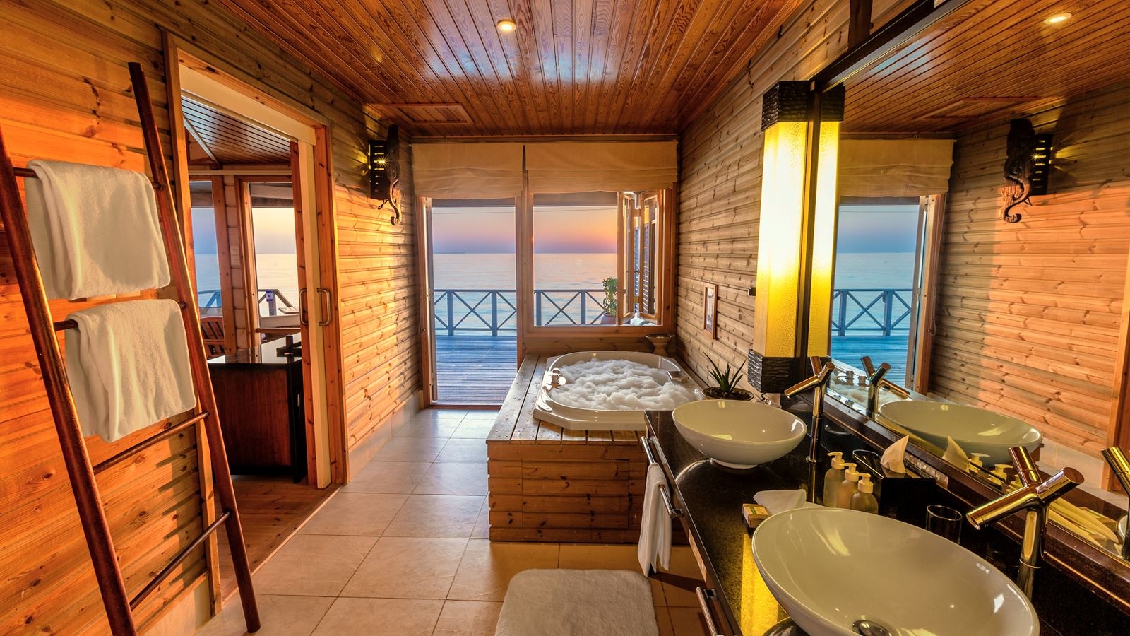rooms-ocean-jacuzzi-water-villa
