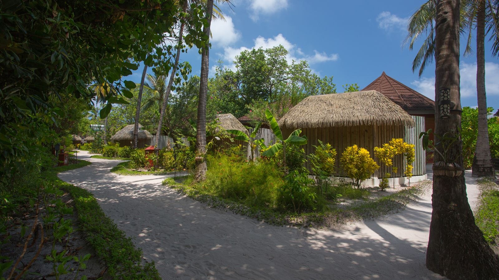 rooms-jacuzzi-beach-villa