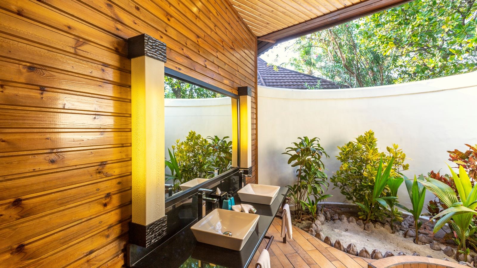 rooms-jacuzzi-beach-villa