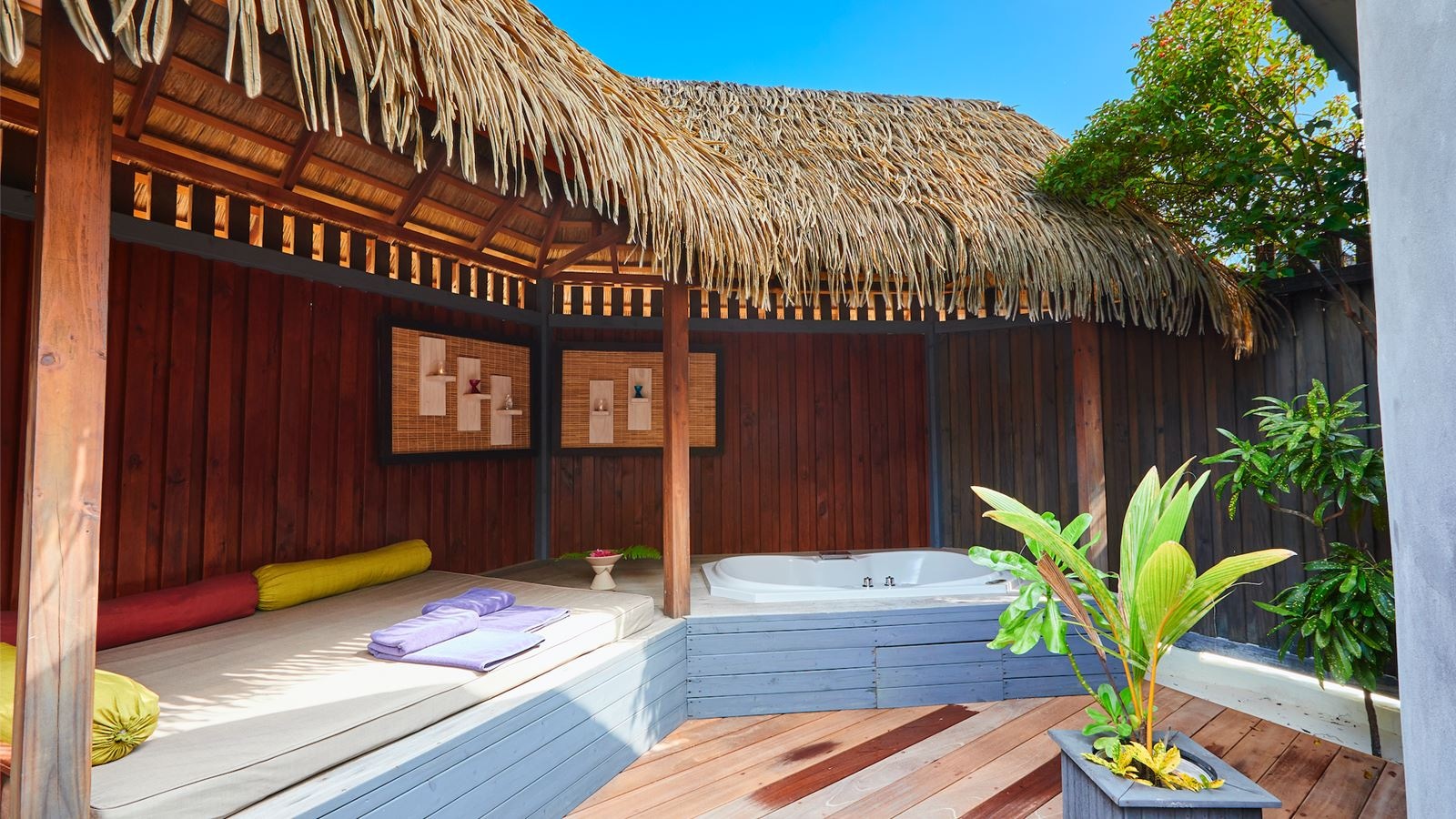 rooms-jacuzzi-beach-villas