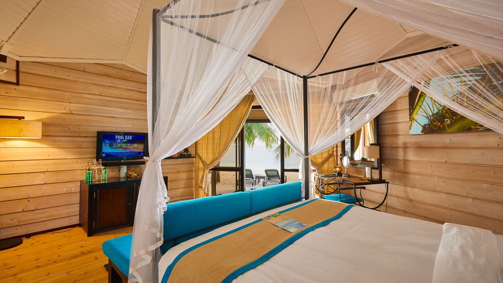 rooms-sangu-jacuzzi-beach-villa