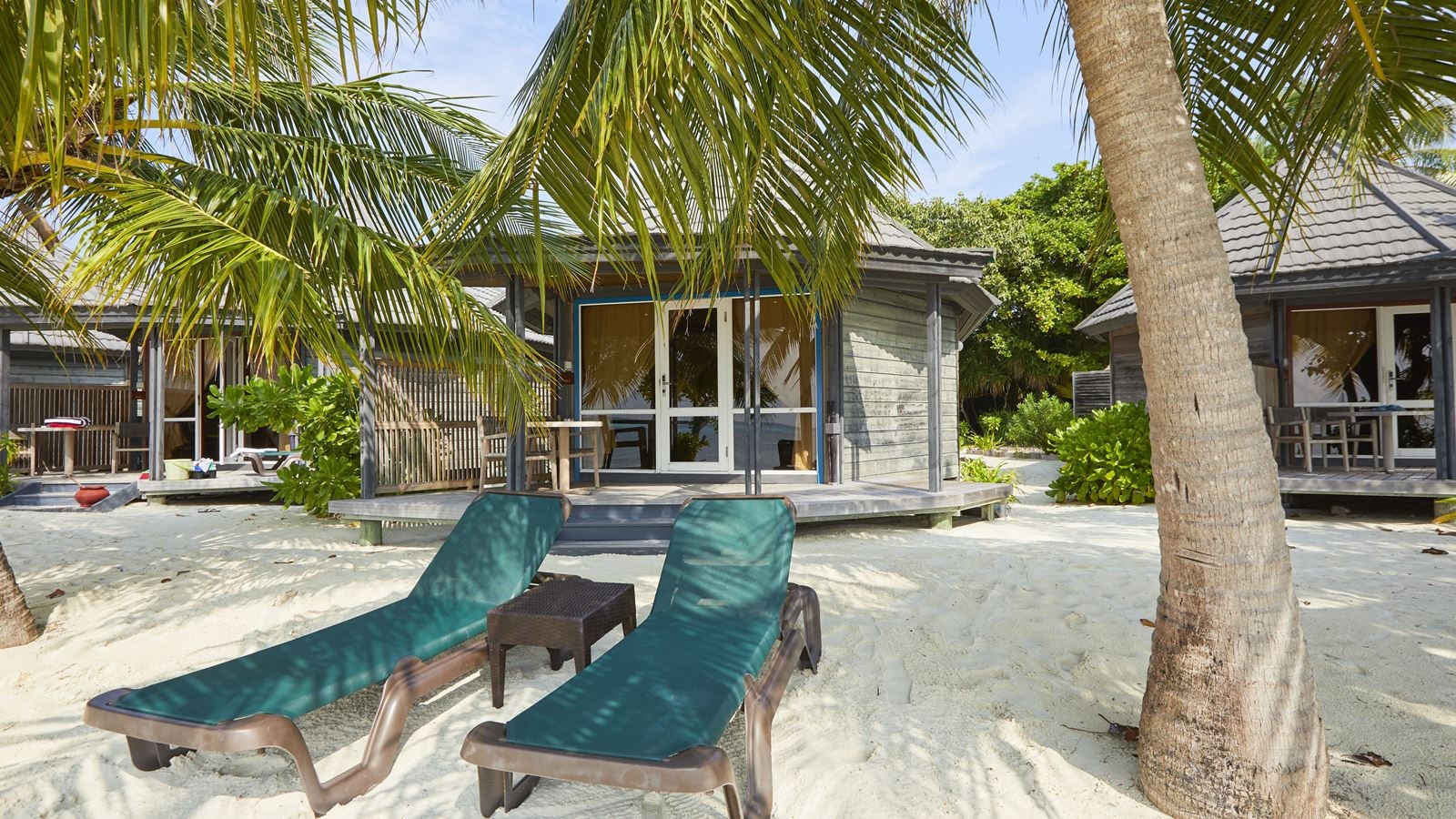 rooms-sangu-jacuzzi-beach-villa