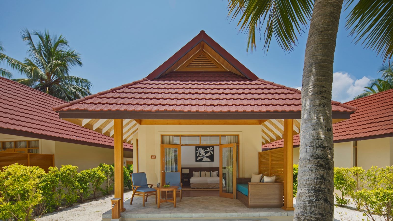 rooms-beachfront-deluxe-bungalow