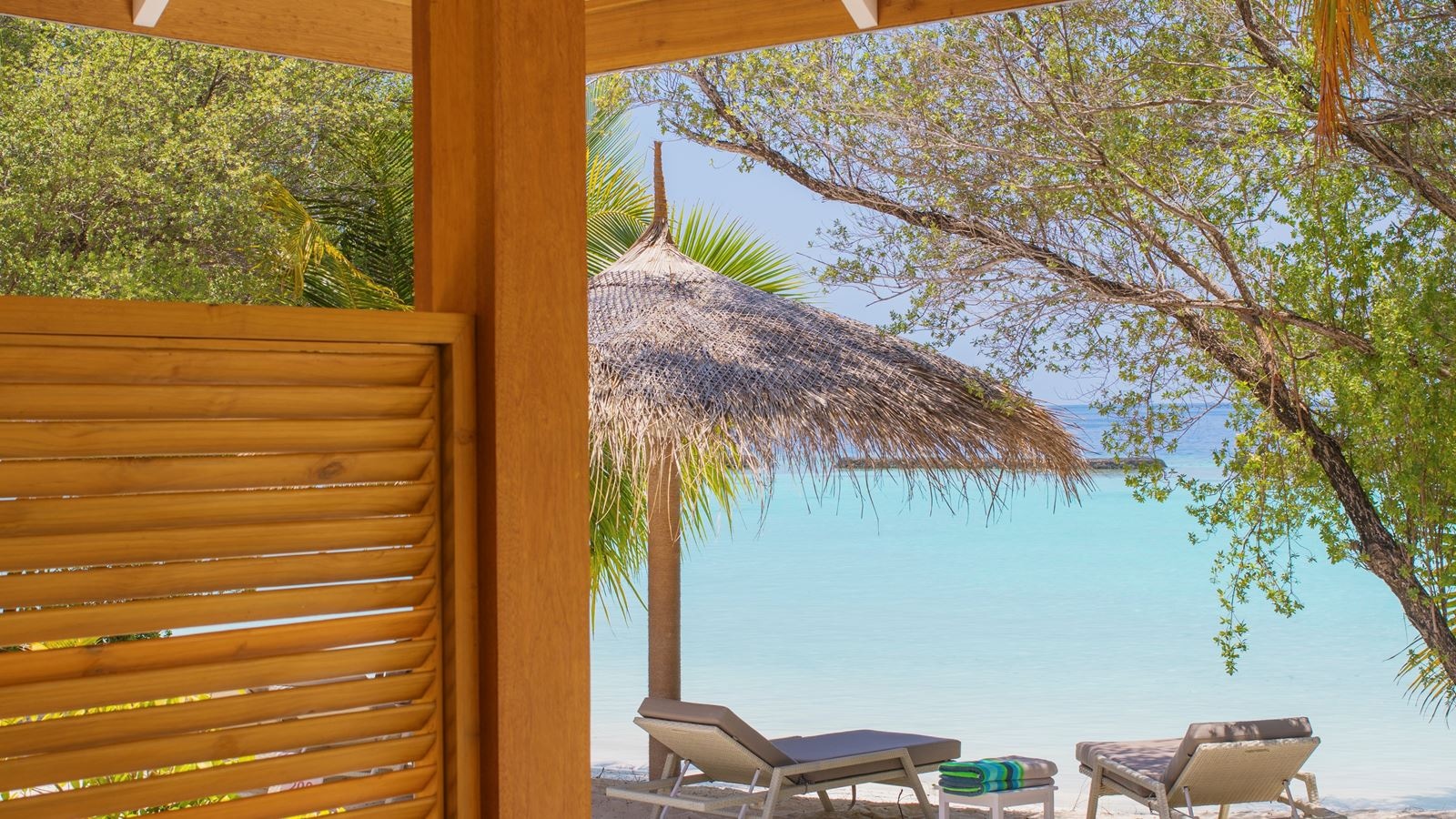 rooms-beachfront-deluxe-bungalow