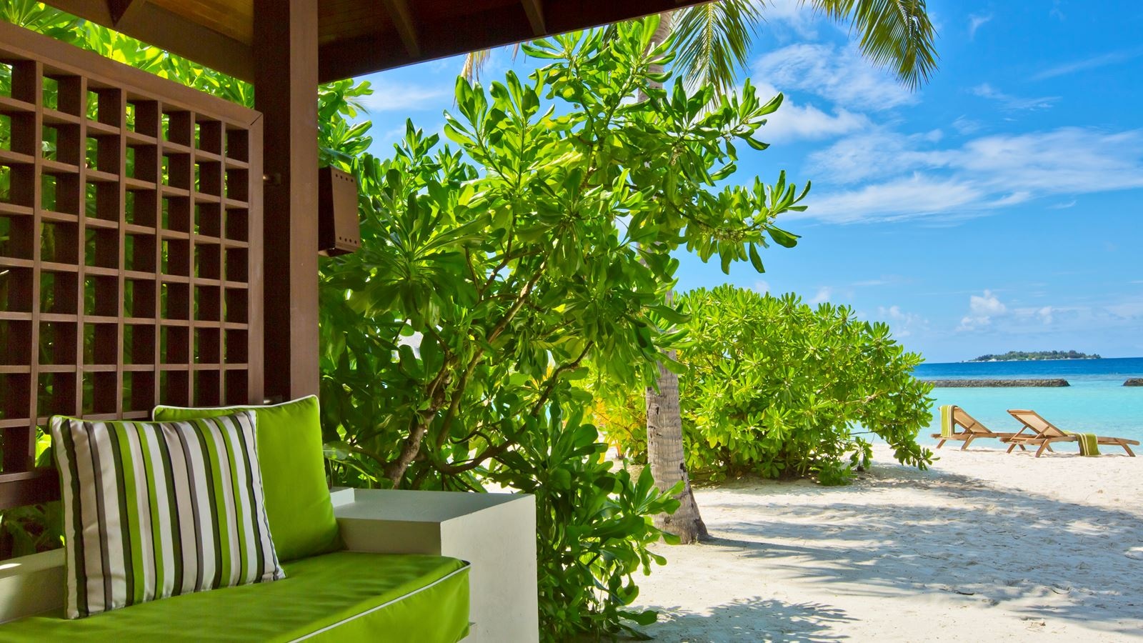 rooms-beachfront-deluxe-bungalow