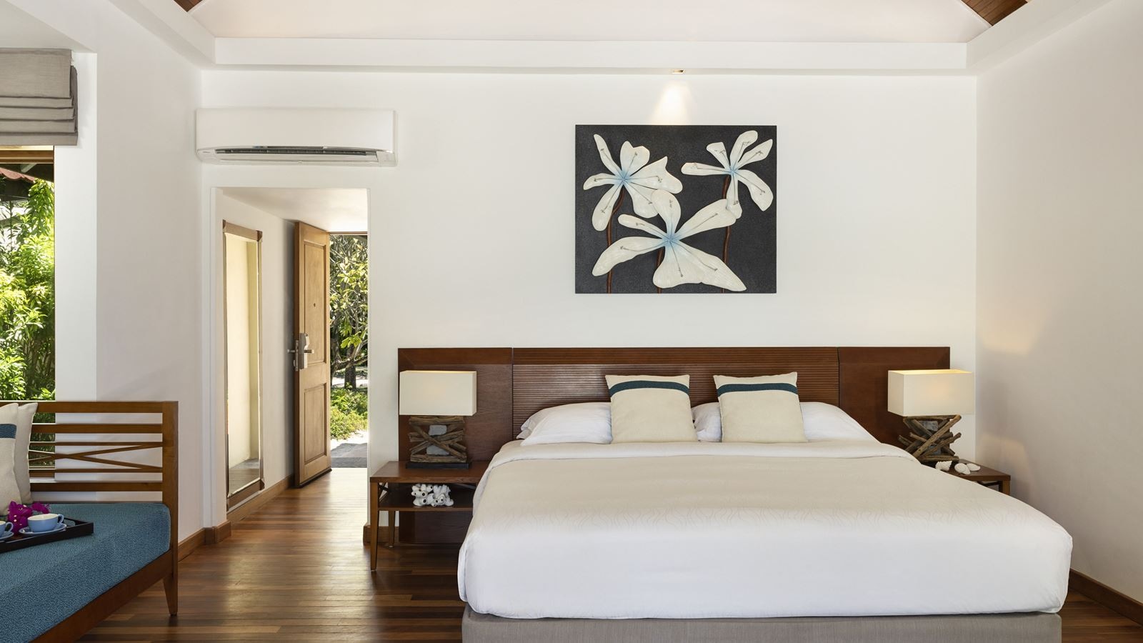 rooms-beachfront-deluxe-bungalow