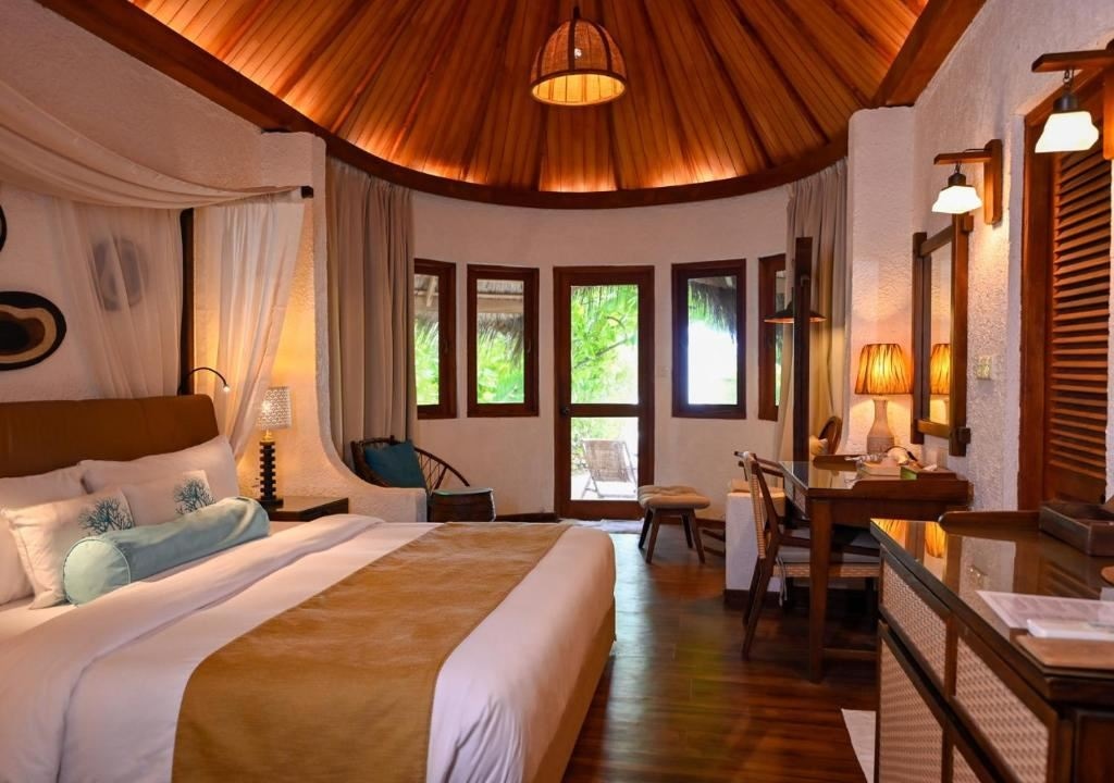 rooms-deluxe-beach-bungalow