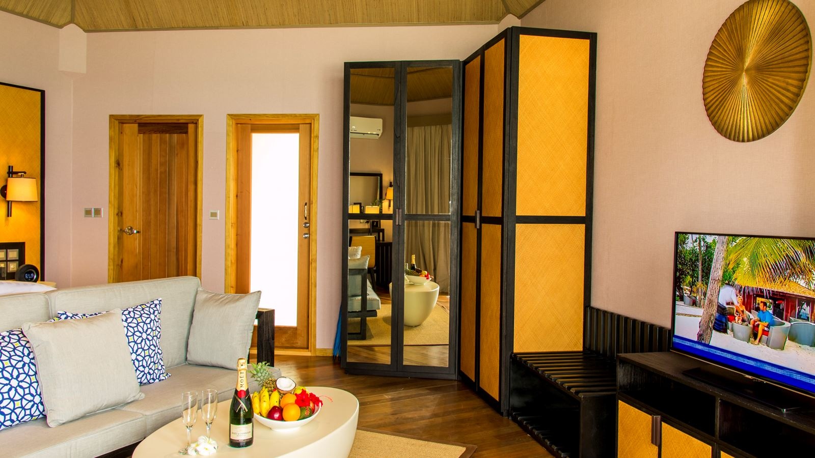 rooms-water-front-villa-18+-adults-only