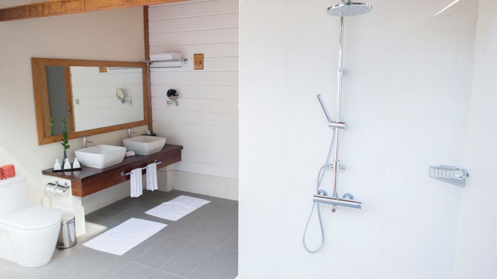 rooms-water-front-villa-18+-adults-only