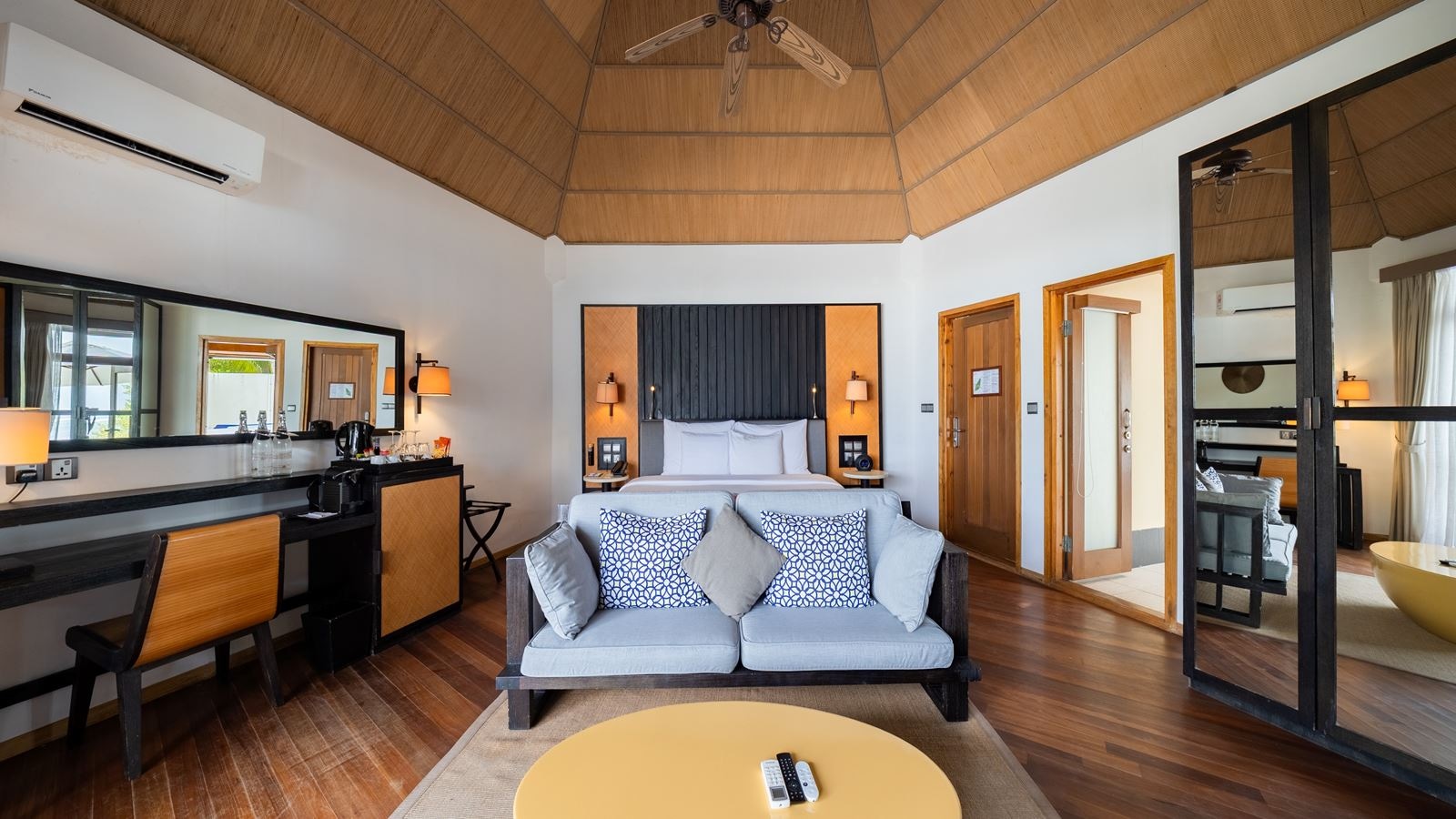 rooms-water-front-villa-18+-adults-only