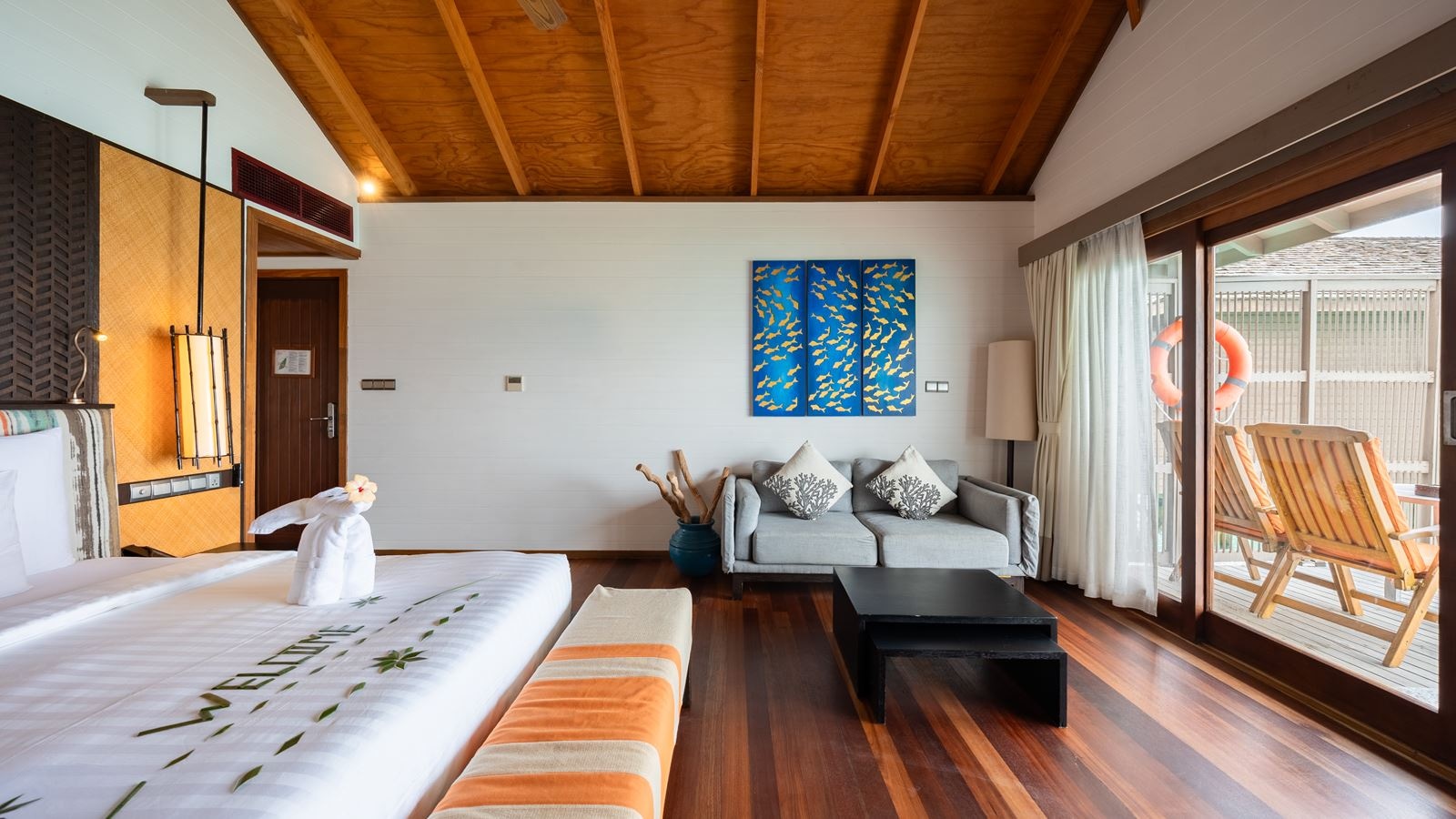 rooms-jacuzzi-water-villa