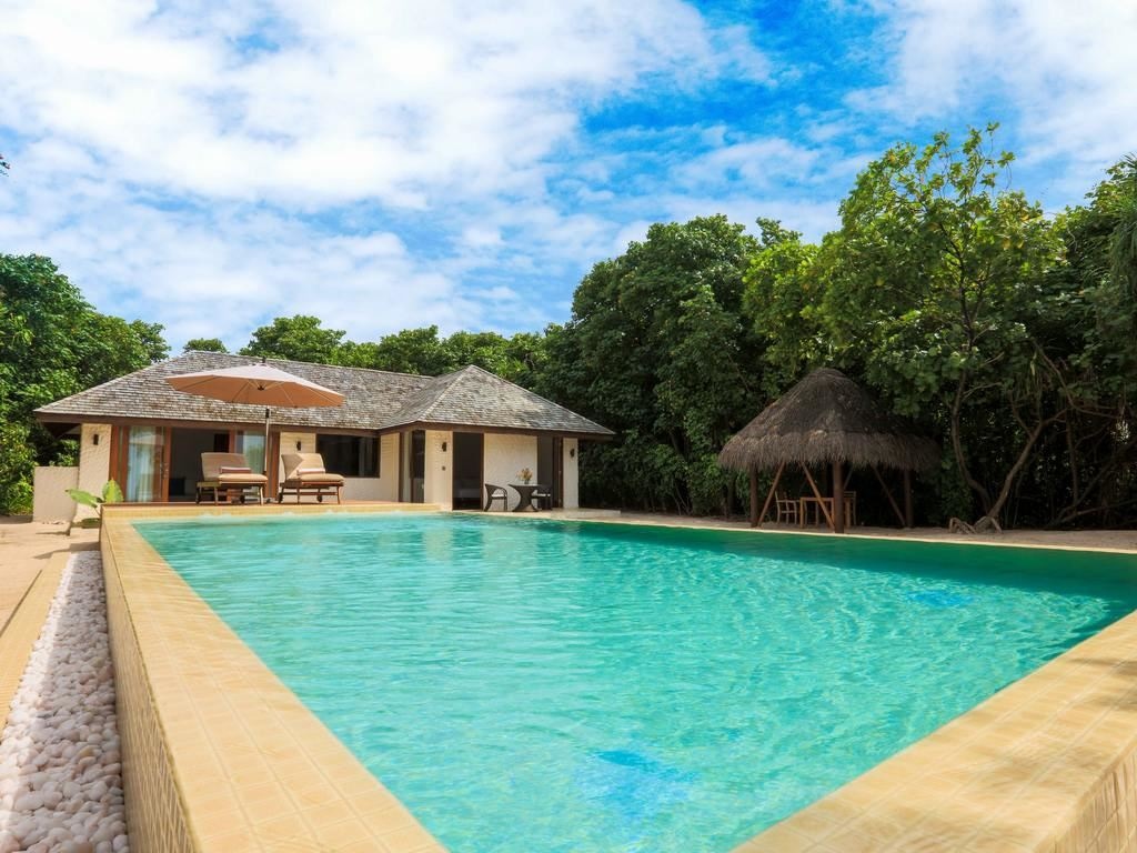 rooms-deluxe-sunset-beach-villa-with-pool