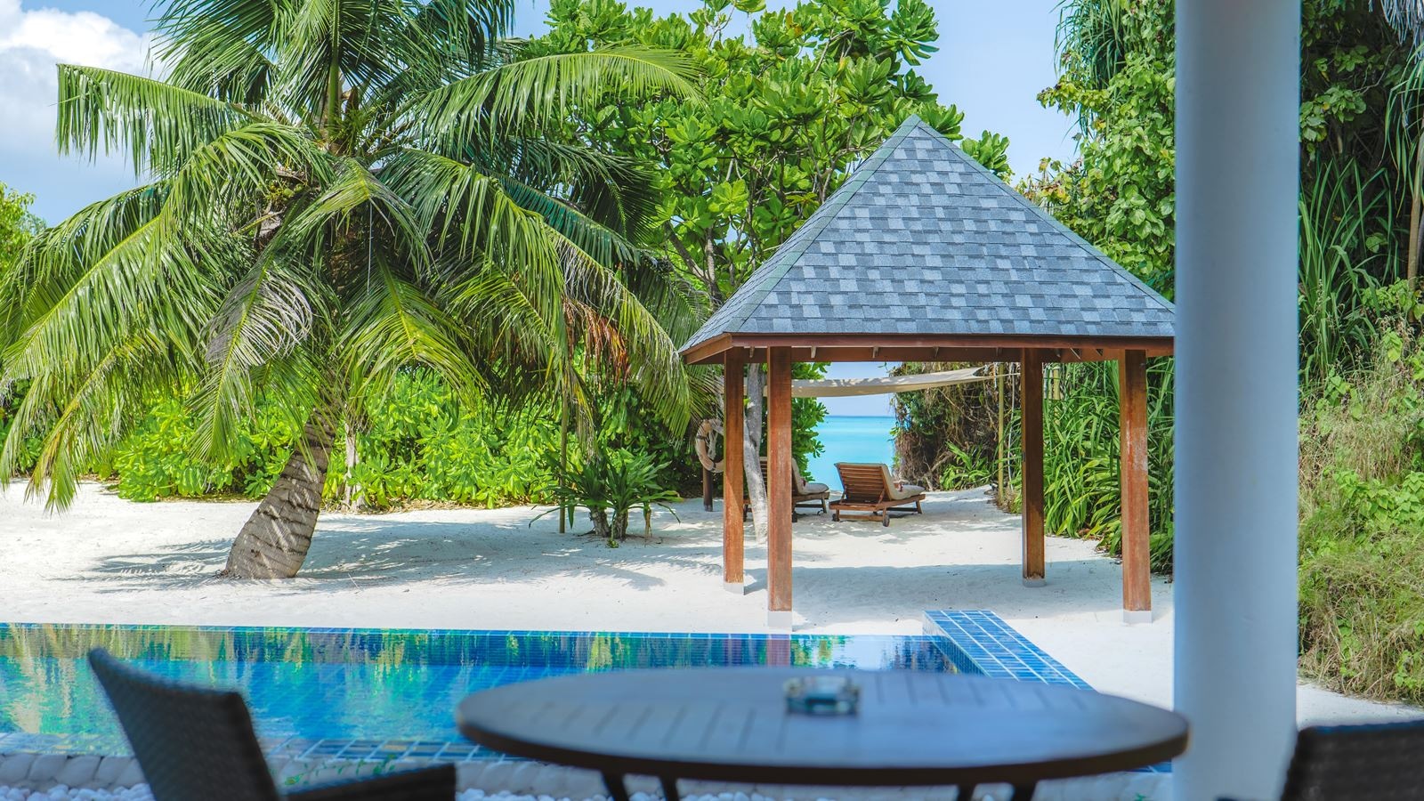 rooms-deluxe-beach-residence-with-lap-pool