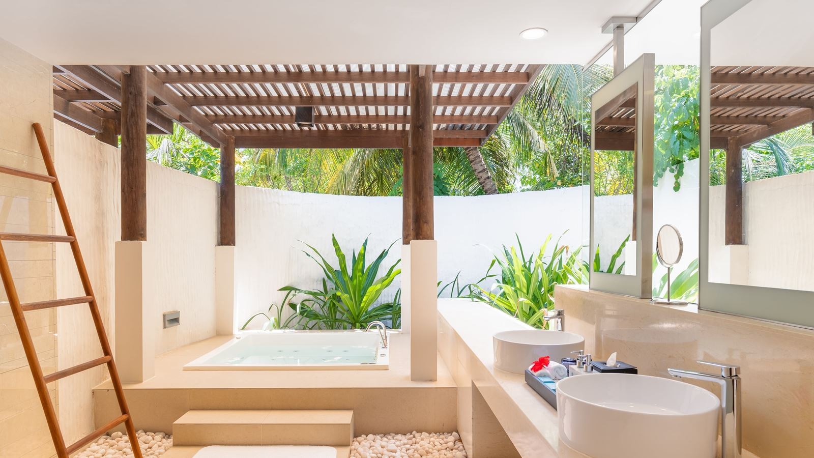 rooms-deluxe-beach-residence-with-lap-pool