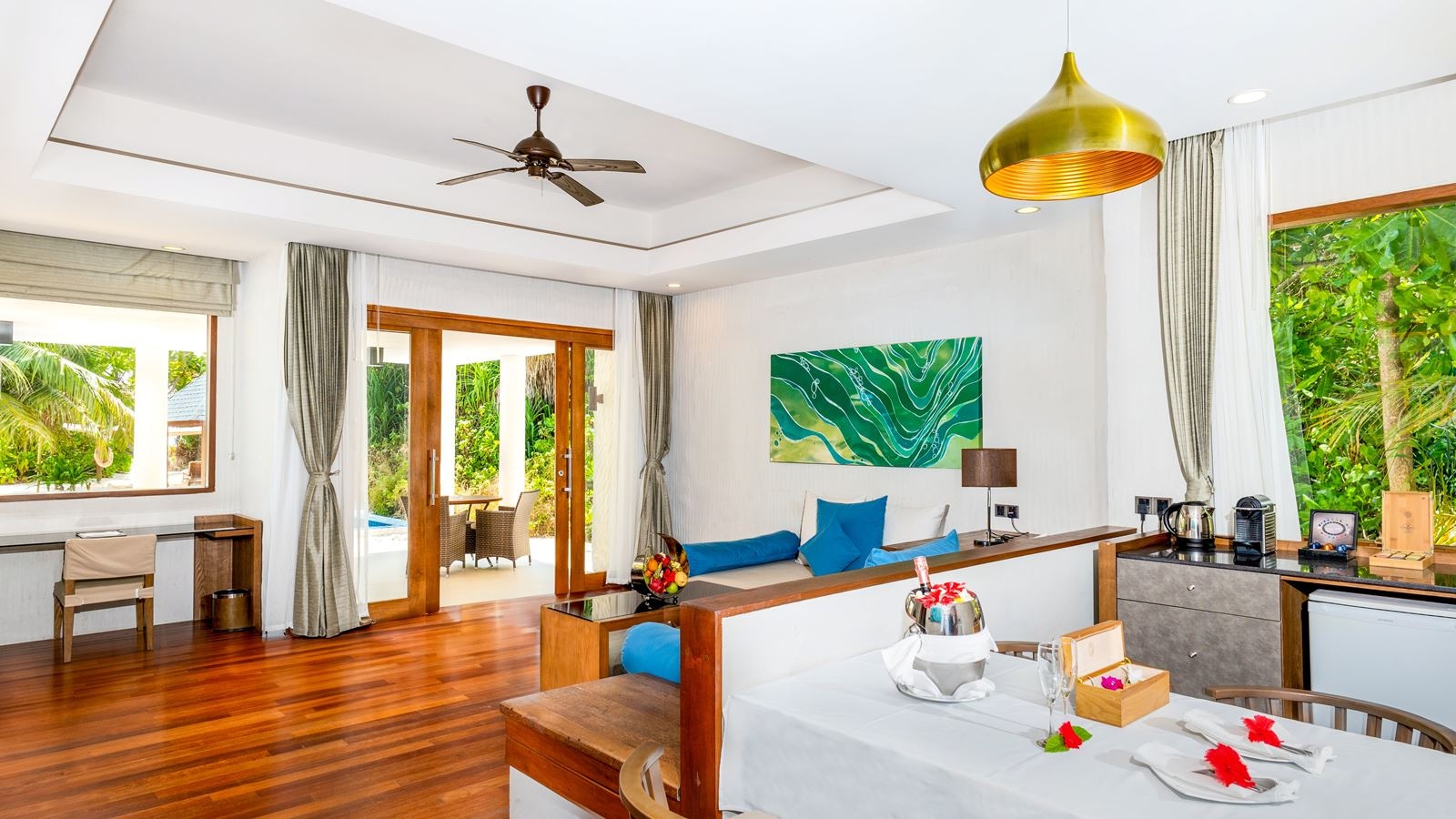 rooms-deluxe-beach-residence-with-lap-pool