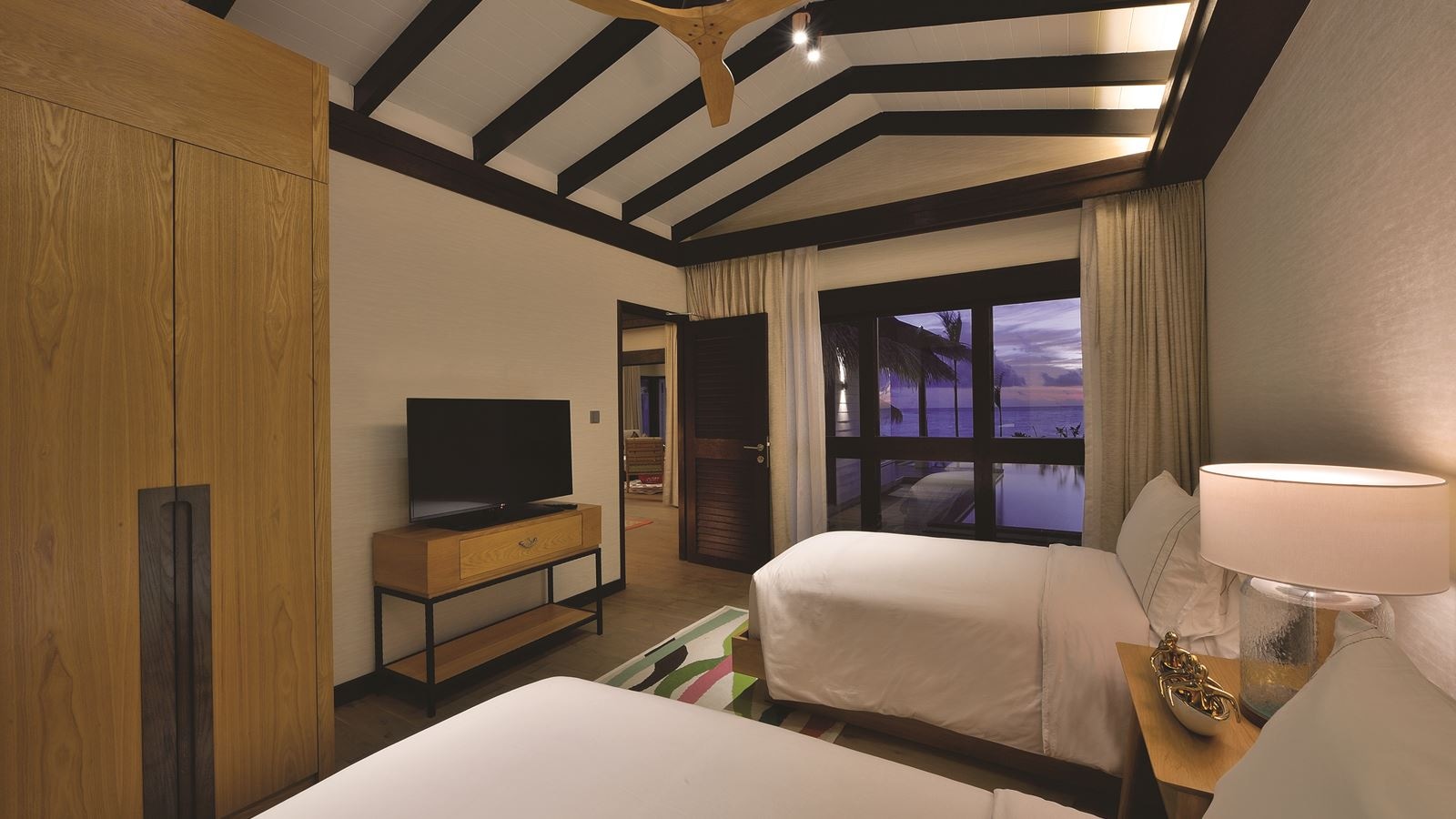 rooms-earth-family-suites-with-pool