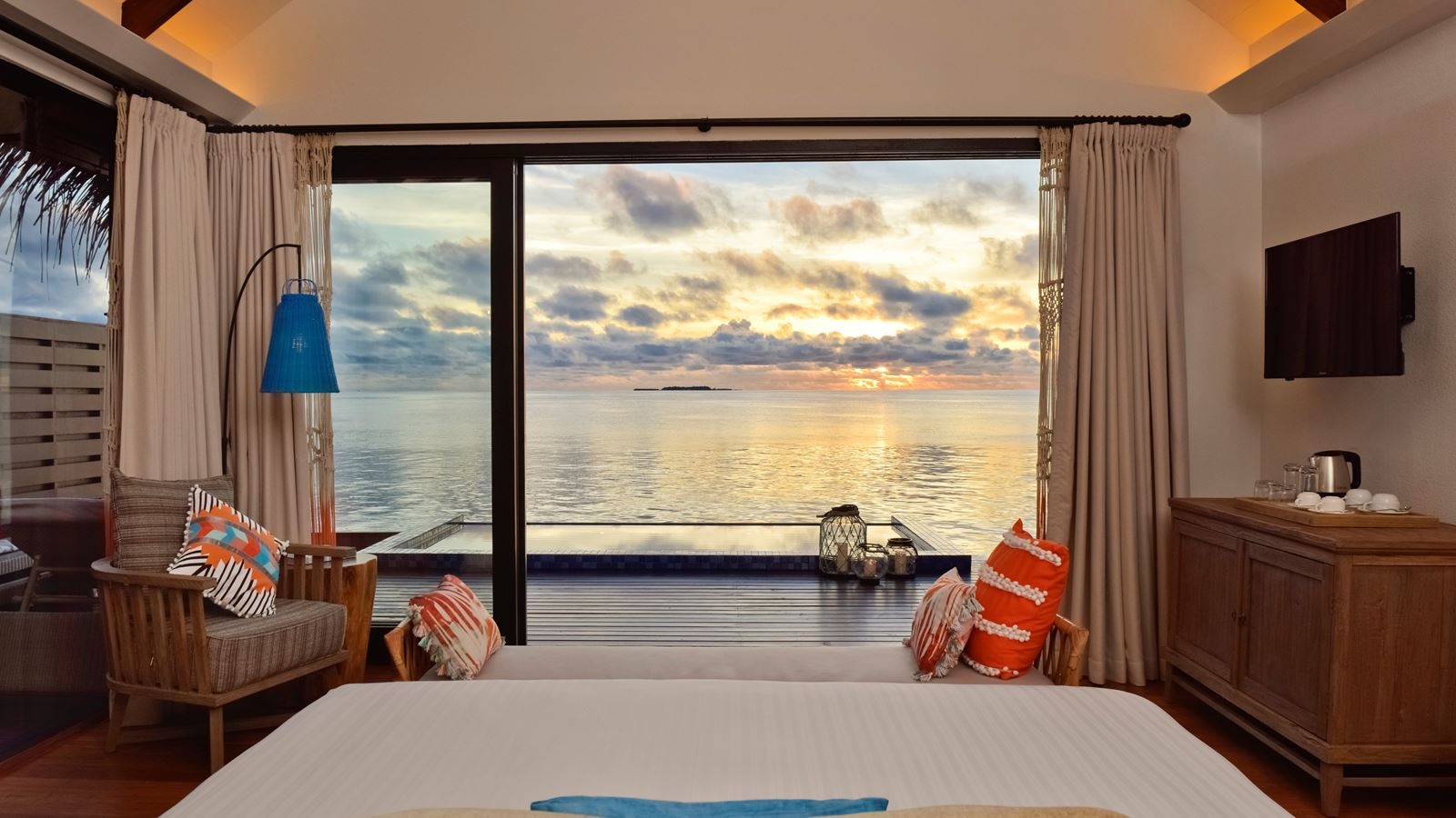 rooms-reef-pool-water-villa