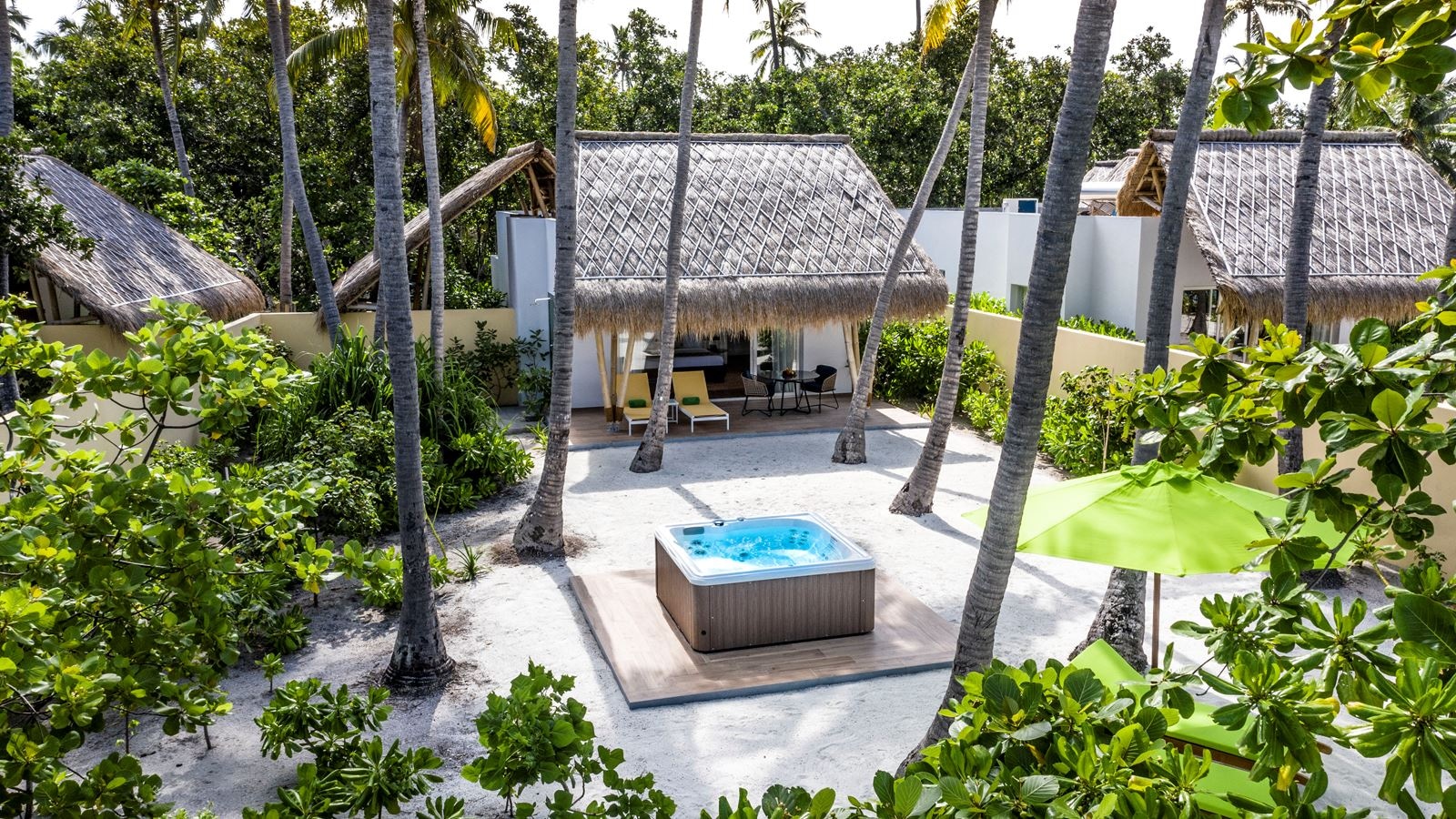 rooms-jacuzzi-beach-villa