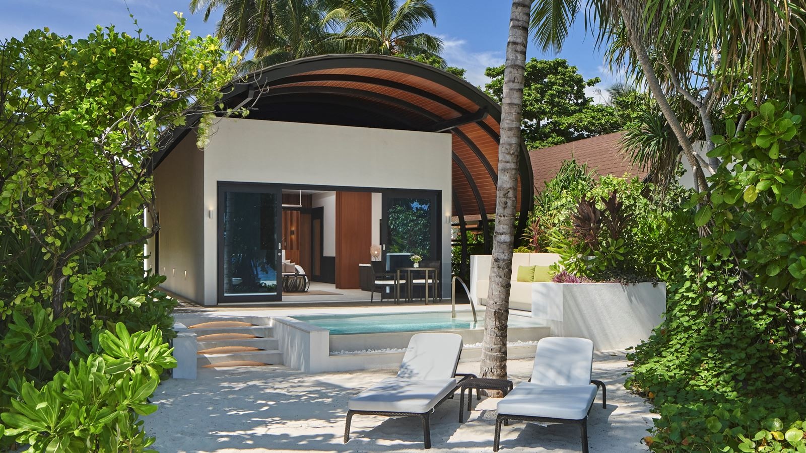 rooms-family-deluxe-beach-villa-pool