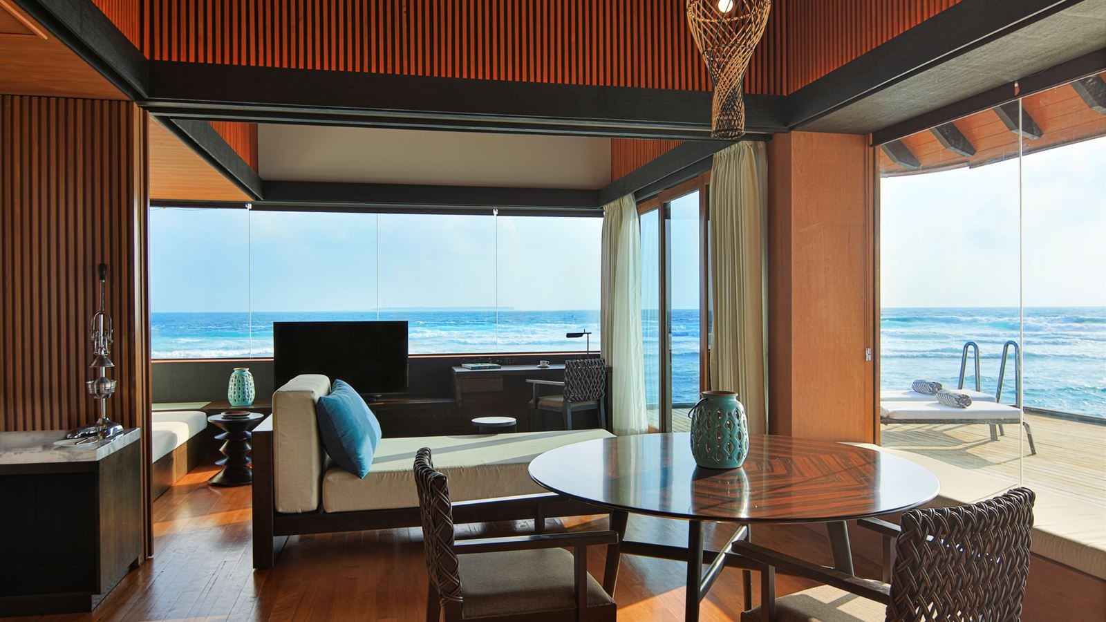 rooms-heavenly-overwater-villa-pool