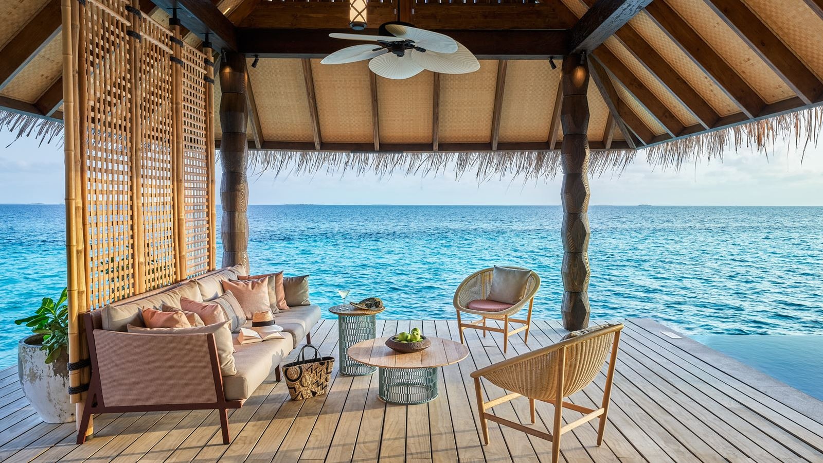 rooms-luxury-sunset-water-villa-with-pool