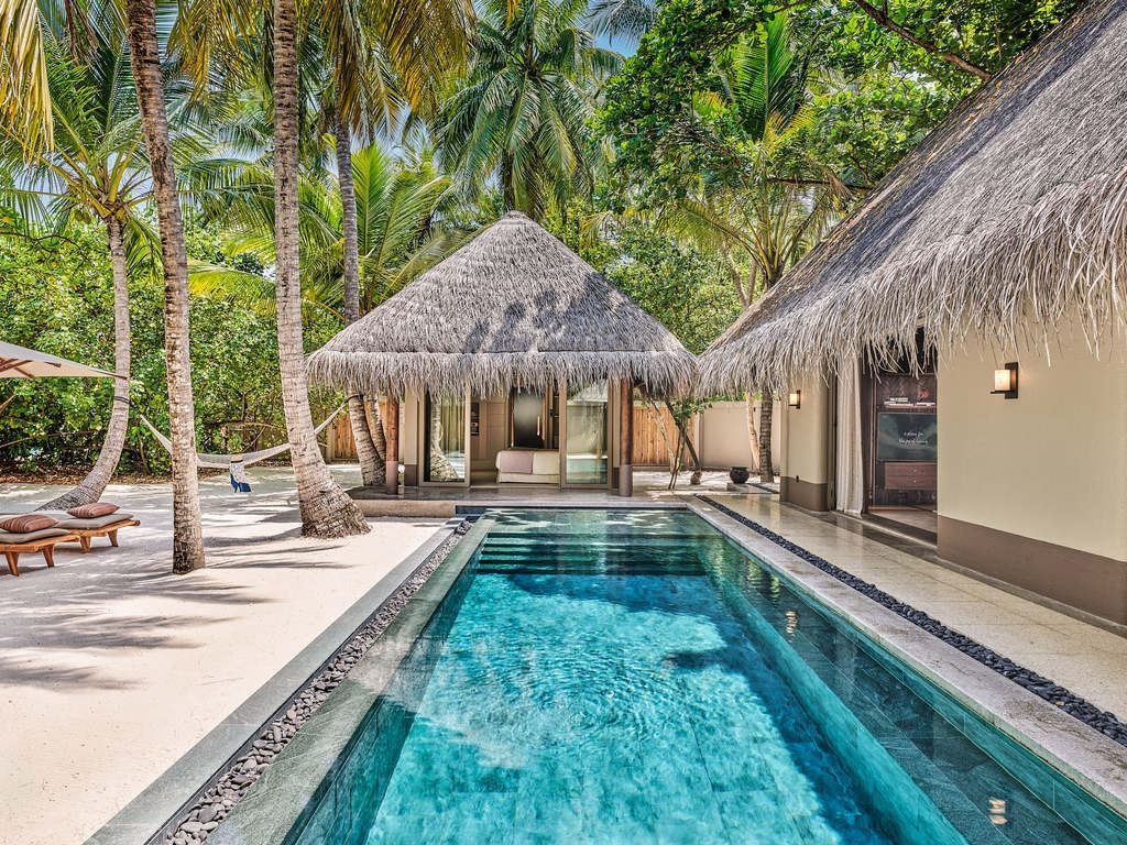rooms-family-beach-villa-with-2-pools