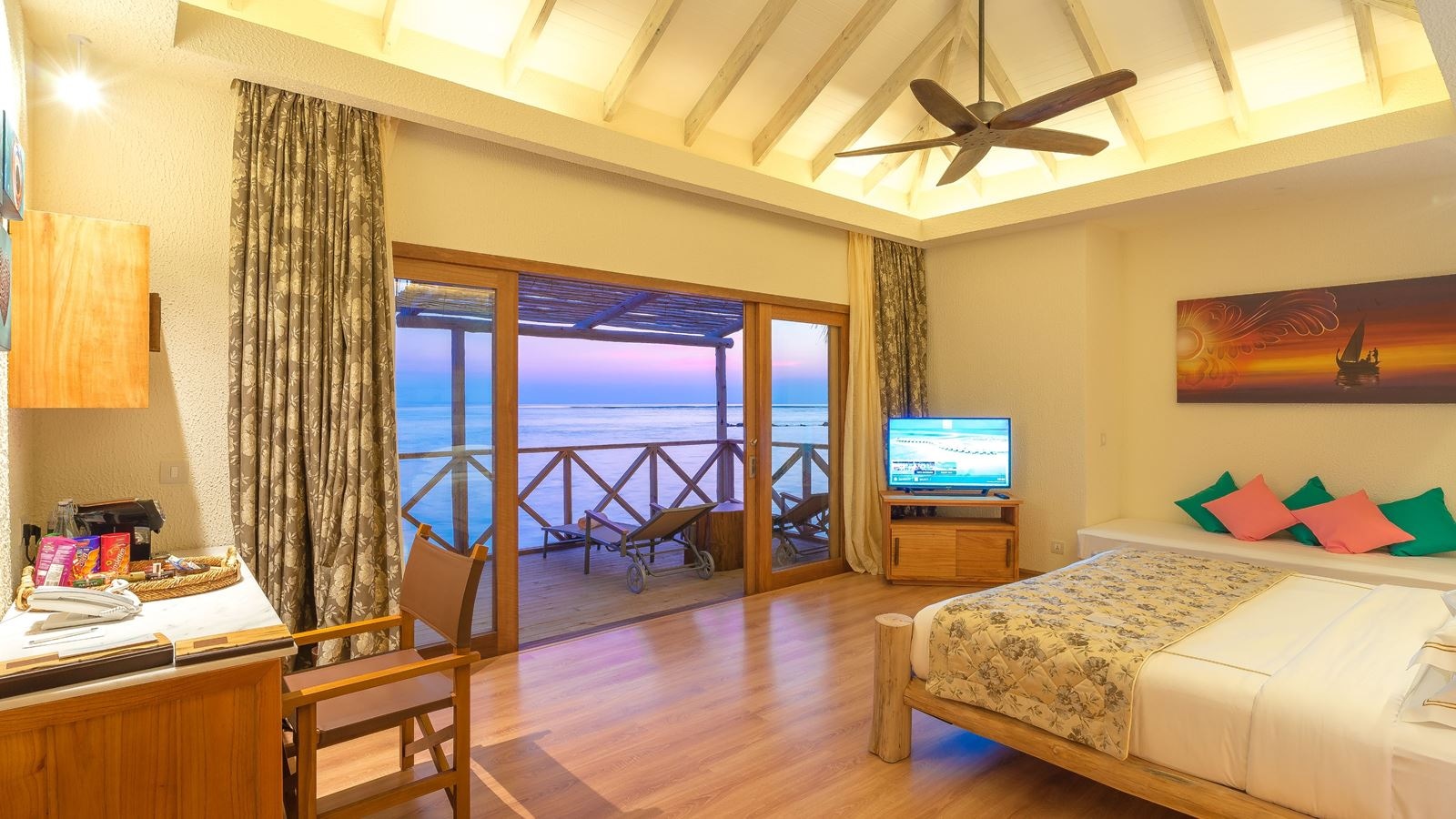 rooms-aqua-suite-with-pool