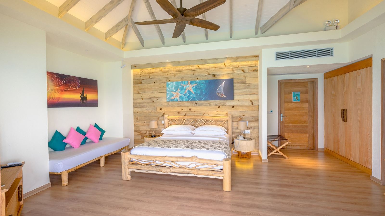 rooms-aqua-suite-with-pool