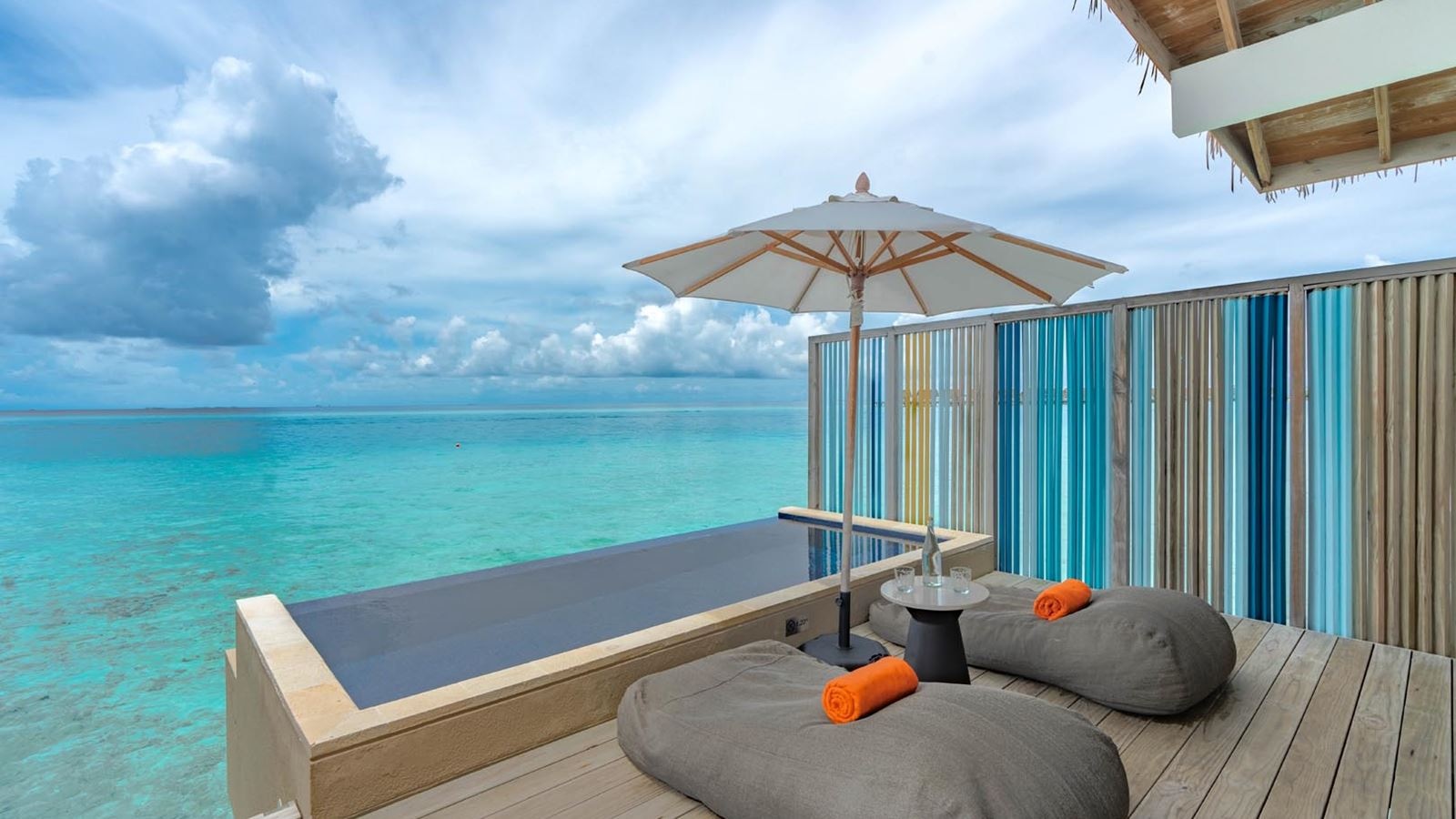 rooms-diamond-overwater-pool-villa--twin