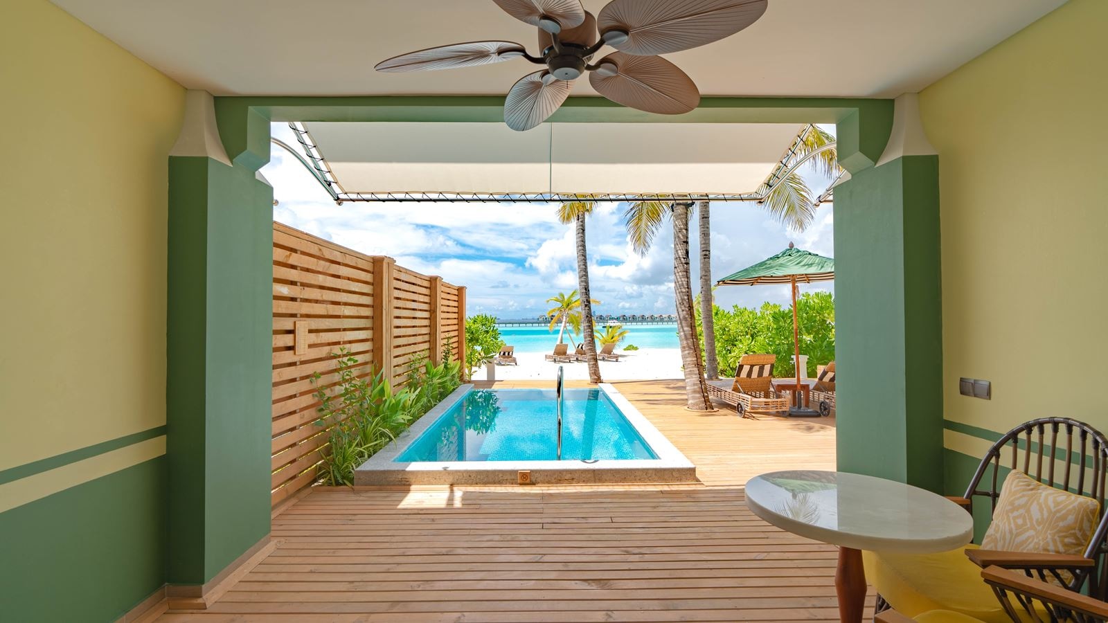 rooms-beach-room-wiith-pool