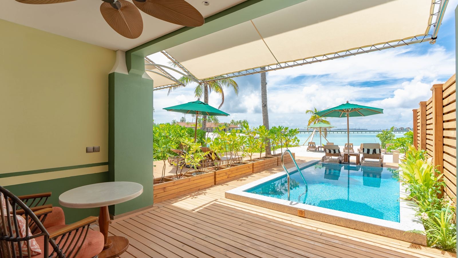 rooms-beach-room-wiith-pool