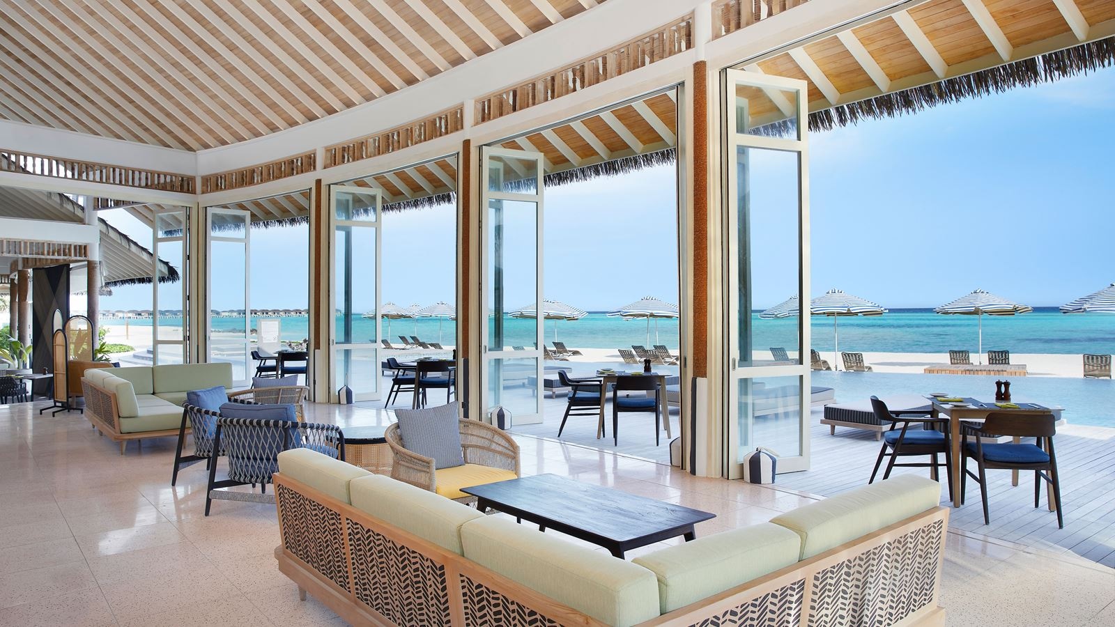 restaurants-velaa-bar-+-grill