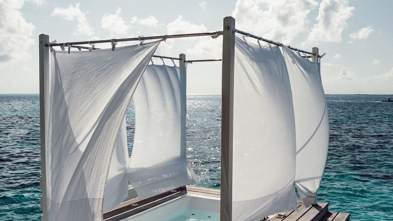 rooms-jaccuzi-water-villa