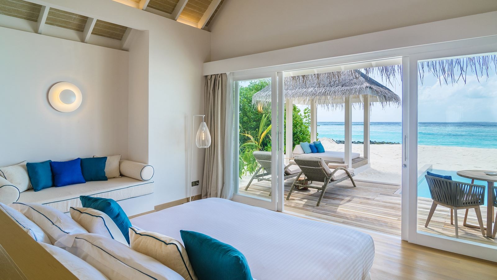 rooms-deluxe-beach-villa-with-pool