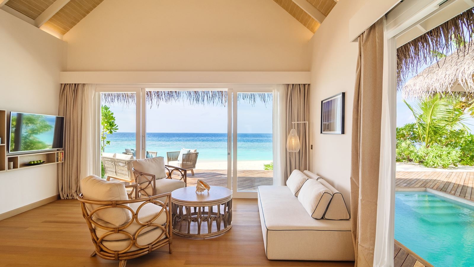 rooms-deluxe-beach-suite-with-pool