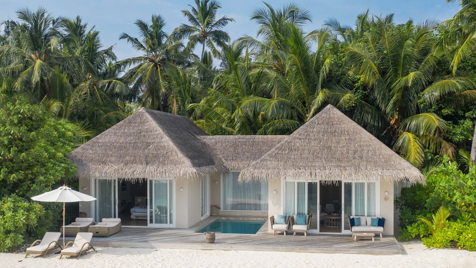 rooms-deluxe-beach-suite-with-pool